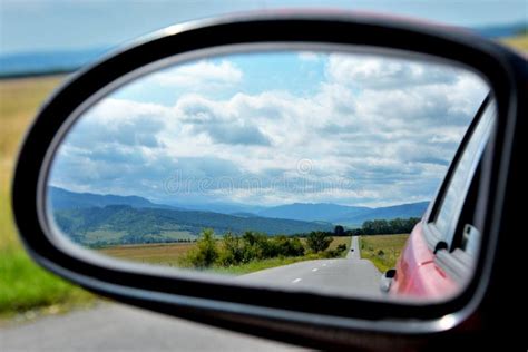 Reflexo Da Estrada No Espelho Retrovisor Do Lado Do Carro Foto De Stock