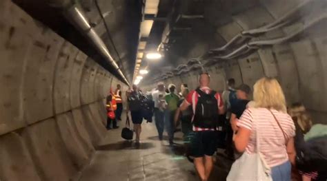 Treno Si Blocca Nel Tunnel Sotto La Manica Passeggeri Evacuati