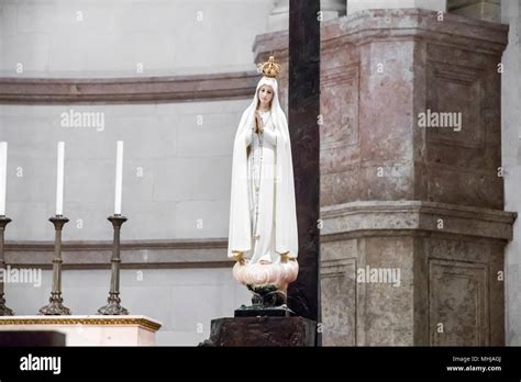 La estatua de Nuestra Señora del Rosario o en el interior de la