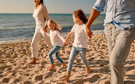 Família feliz na praia Foto Premium