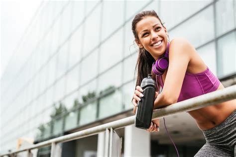 Atleta Feminina Atraente Fazendo Uma Pausa No Exerc Cio Foto Premium