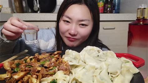 一斤水饺，半斤猪头肉配上几杯小酒美滋滋。美食 吃播 Youtube