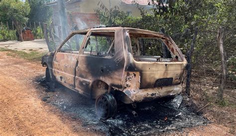 Carro fica destruído após pegar fogo em município do Piauí 180graus