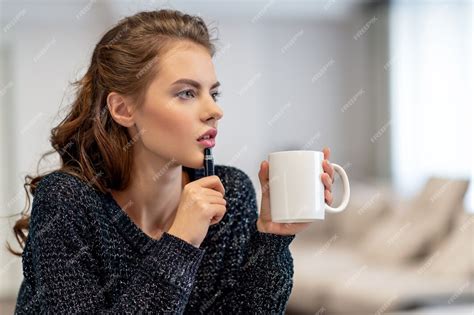 La Fille Est Chez Elle Femme Seule Dans Sa Chambre Elle Est Assise