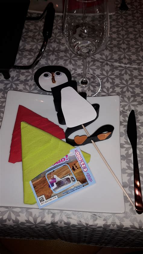 Tafeldecoratie Voor Kerst Een Servetten Kerstboom En Pinguin Prikker