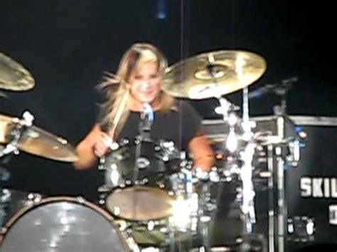 Jen of Skillet...amazing girl drummer! | Girl drummer, Drum solo ...