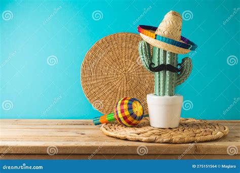 Concepto De Fiesta Mexicana Con Cactus Maracas Y Sombrero Mexicano Sobre Mesa De Madera Sobre