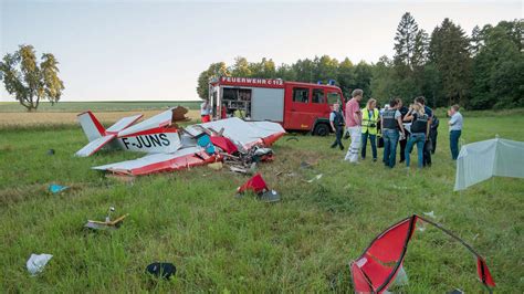 Mosbach Absturz Eines Kleinflugzeuges Auf Feld Pilot Stirbt Noch An