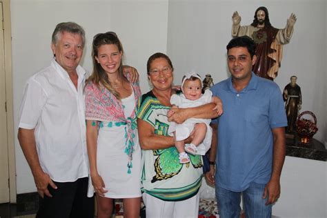 Foto Ao lado do marido Leandro e da família Debby Lagranha posa