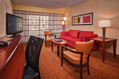 Hotel Suites near Hampton Coliseum | Courtyard Hampton Coliseum Central