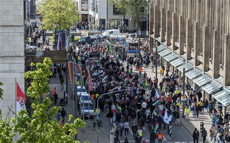 Hunderte bei Pro Palästinenser Demo in Düsseldorf