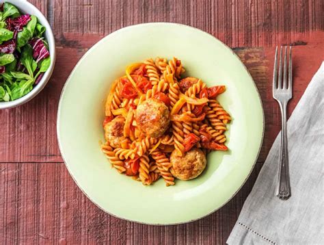 Fusilli Met Kipgehaktballetjes Rode Pesto En Een Frisse Salade Van