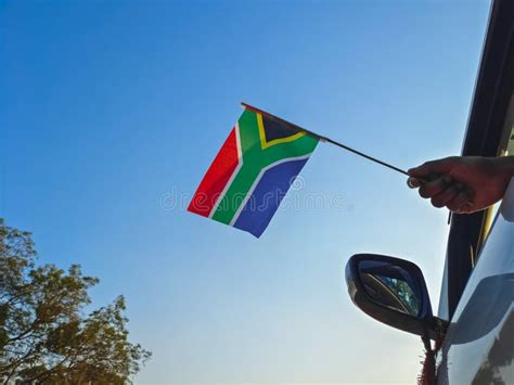 Niño Ondeando La Bandera De Sudáfrica Contra El Cielo Azul Desde La