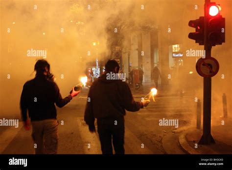 Foto disturbios horizontales en atenas fotografías e imágenes de alta