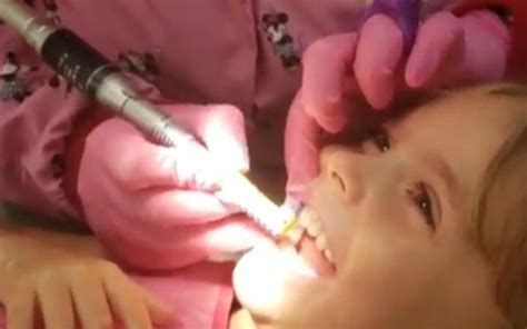 Aurora Filha De Rafael Cardoso E Mari Bridi Se Diverte No Dentista