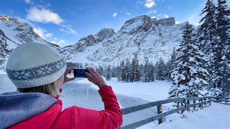 Lago di Braies lake winter hike