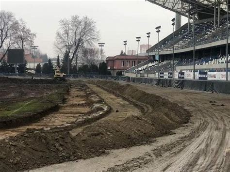 Widok Jak Po Tornadzie W Rzeszowie Trwa Remont Stadionu Miejskiego