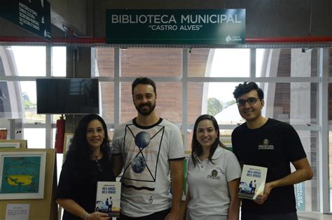 Escritor Doa Livros Para Biblioteca Municipal Castro Alves Jornal A