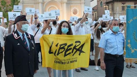 San Giuliano Fasce Tricolori E Maglie Bianche Per Dire Stop Alla