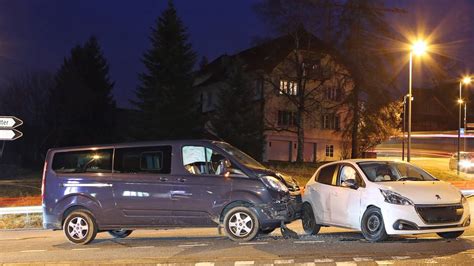 Zwei Personen Bei Kollision Verletzt Fahrzeuge Mit Totalschaden