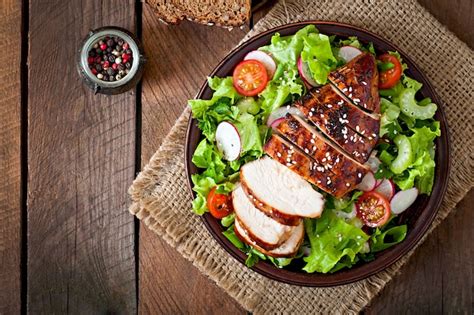 Ensalada De Vegetales Frescos Con Pechuga De Pollo A La Parrilla