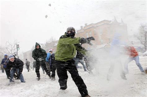 Il Sort Son Arme Pendant Une Bataille De Boules De Neige La Presse