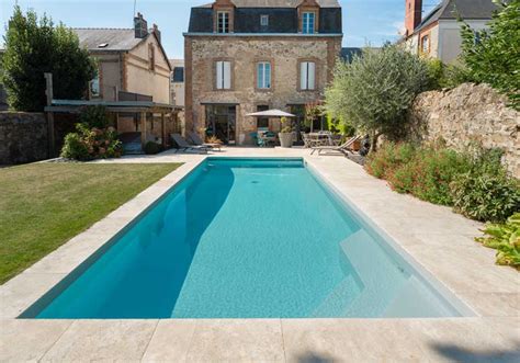 Margelles de piscine en travertin le choix de l élégance