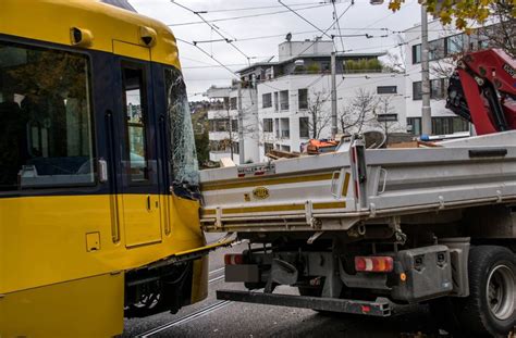 Stadtbahn Schiebt Lkw Auf Vier Autos Zwei Verletzte