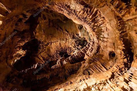 Formaciones Rocosas K Rsticas Pintorescas Iluminadas En La Cueva De