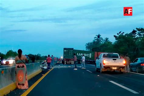 Accidente de tráiler protagoniza aparatoso percance y provoca cierre de