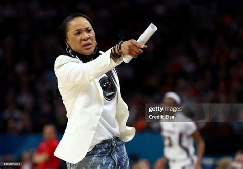 Head coach Dawn Staley of the South Carolina Gamecocks reacts in the ...