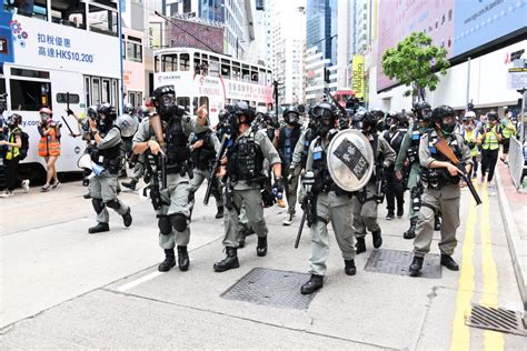 【港島遊行】示威者堵路掟雜物 警銅鑼灣放催淚彈 星島日報