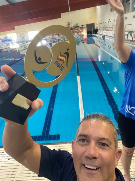 El nadador menorquín Luis Portella con el Monteverde campeón de España