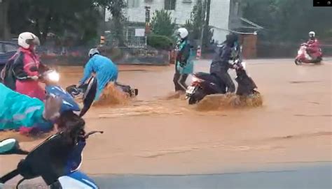 台中道路淹如「黃河」 機車被水沖倒險象環生 生活 自由時報電子報