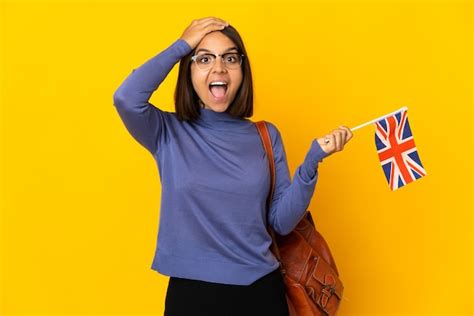 Jovem Mulher Latina Segurando Uma Bandeira Do Reino Unido Isolada Na