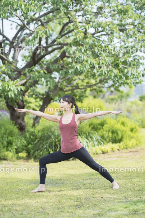 緑あふれる公園でヨガをする若い日本人女性 （人物）の写真素材 159969397 イメージマート