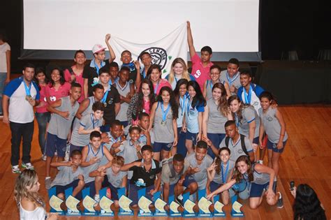 Folha do Iguassú Nova Iguaçu premia alunos campeões nos Jogos Estudantis