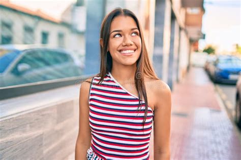 Joven Latina Sonriendo Feliz Caminando En La Ciudad Foto De Archivo Imagen De Muchacha Manera