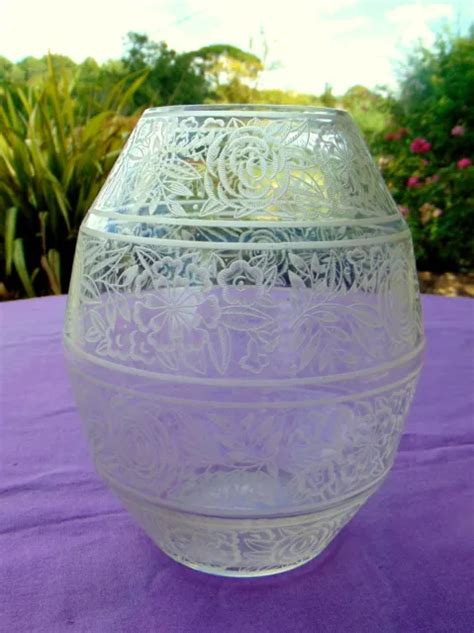 Superbe Vase En Cristal De Baccarat Grave De Roses Periode Art Deco