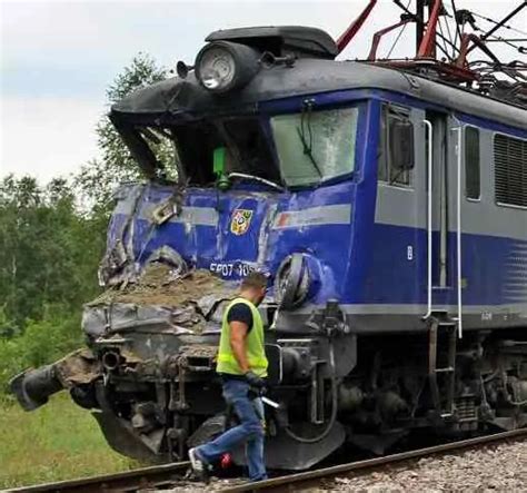 Tragedia Na Przeje Dzie Pod Niskiem Poci G Uderzy W Ci Ar Wk