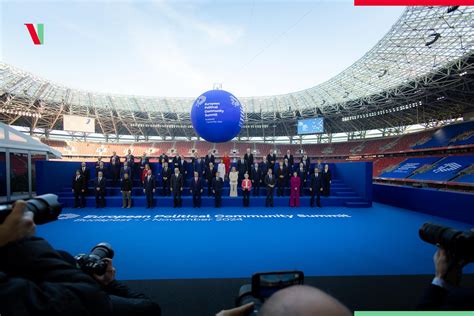 Klaus Iohannis I A Ntors Spatele Lui Viktor Orban Video