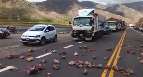 Puno Pobladores Bloquean Un Sector De La Carretera Interoceánica En Azángaro Nnpp Peru Correo