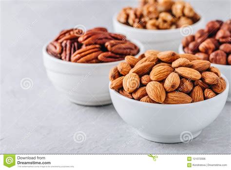 Almendras Pacanas Nueces Y Avellanas En Los Cuencos Blancos En Fondo