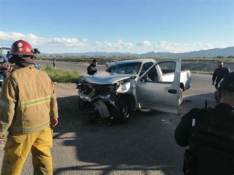 Camioneta se impacta con tráiler en Gómez Palacio