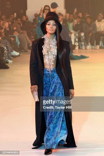 Naomi Campbell Runway Photos And Premium High Res Pictures Getty Images