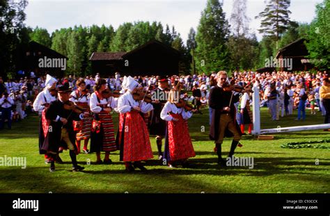 Schweden mittsommer tanzen Fotos und Bildmaterial in hoher Auflösung