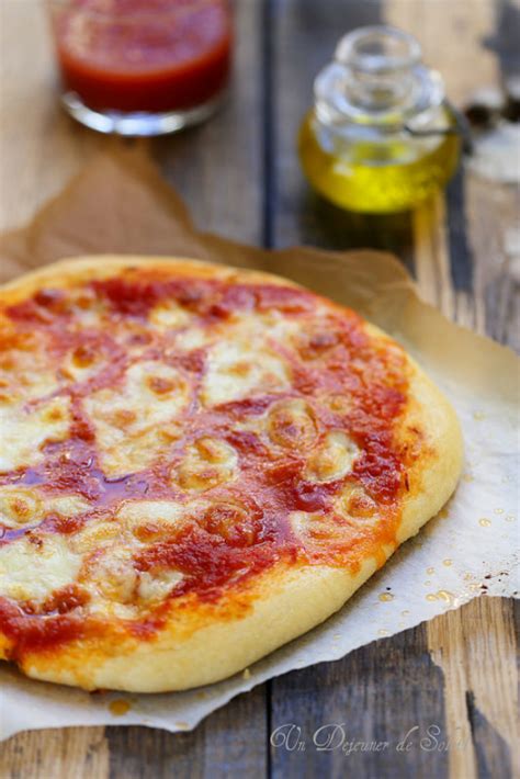 Pizza Margherita Tomate Mozzarella Et Basilic Un D Jeuner De Soleil