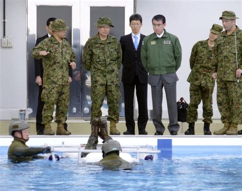 防衛相、水陸機動団を視察 中国念頭、島しょ防衛強化 読んで見フォト 産経フォト