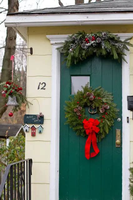 20 Great Christmas Front Door Decorating Ideas