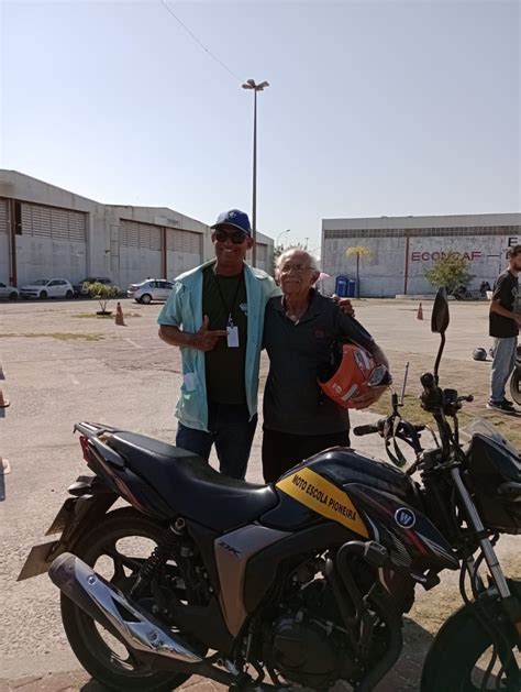 Idoso De Anos Conquista Cnh De Moto Em Cabo Frio E Ganha Aplausos